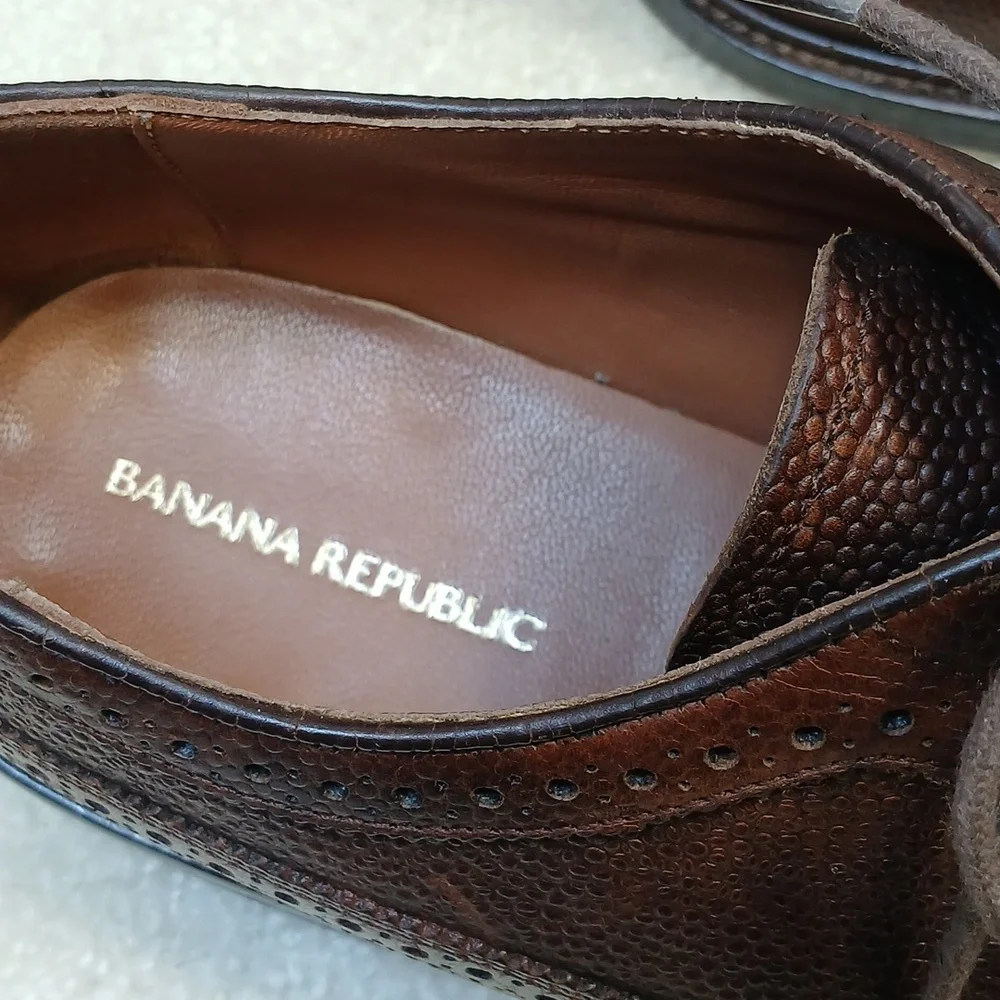 Banana Republic Men's Brown Leather wingtip oxfords. size 10